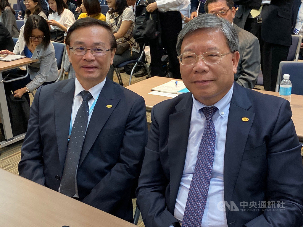 2019 TPCA Show台灣電路板國際展覽會23日登場,首日由TPCA理事長李長明(左)、業界龍頭臻鼎-KY董事長沈慶芳(右)進行PCB產業高峰會,暢談PCB科技。中央社記者江明晏攝 108年10月23日