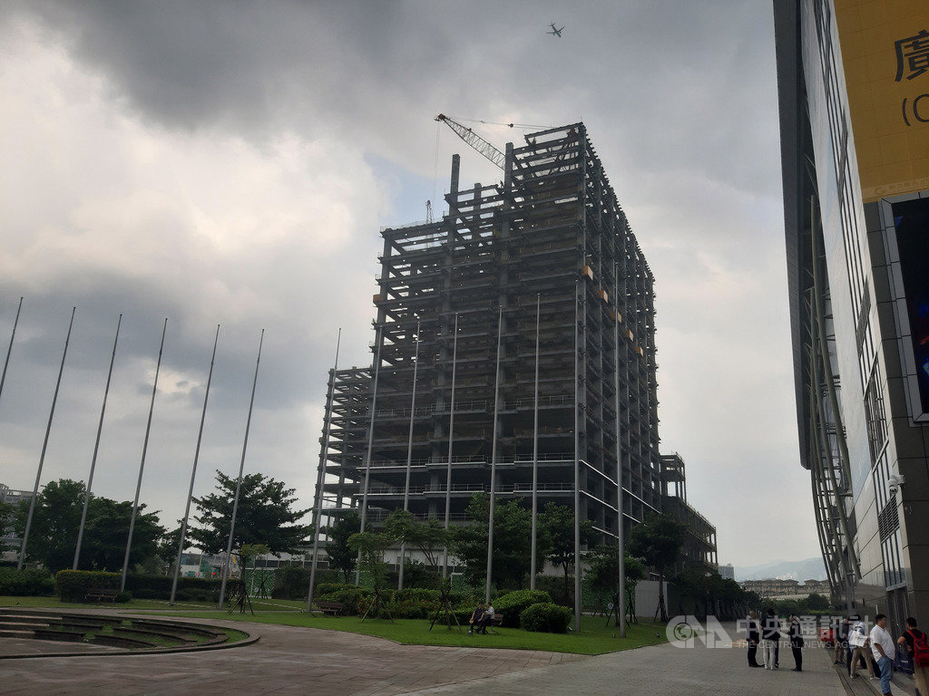 台肥公司南港觀光飯店開發案,規劃2021年底取得使用執照,飯店建物外觀已初具規模。(資料照片) 108年10月23日