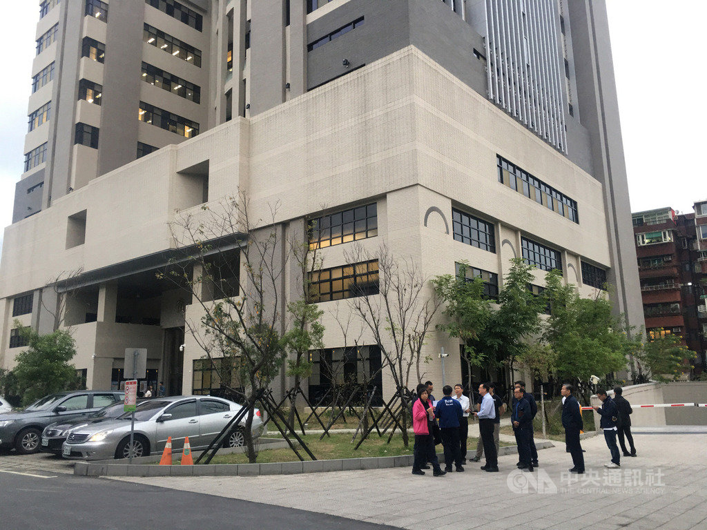 涉嫌在台灣殺害港人女友的陳同佳有意來台受審,但傳出「今天不會來台灣」。為因應陳同佳日後可能來台投案,士林地檢署23日與台北市警察局士林分局規劃戒護人犯至署內的路線。中央社記者蕭博文攝 108年10月23日