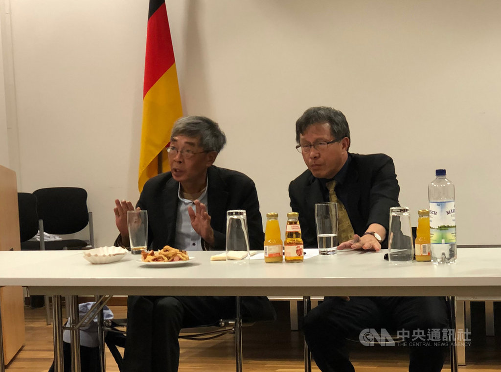 香港銅鑼灣書店前店長林榮基(左)22日出席在柏林舉行的座談會,由駐德代表謝志偉(右)主持。中央社記者林育立柏林攝 108年10月23日