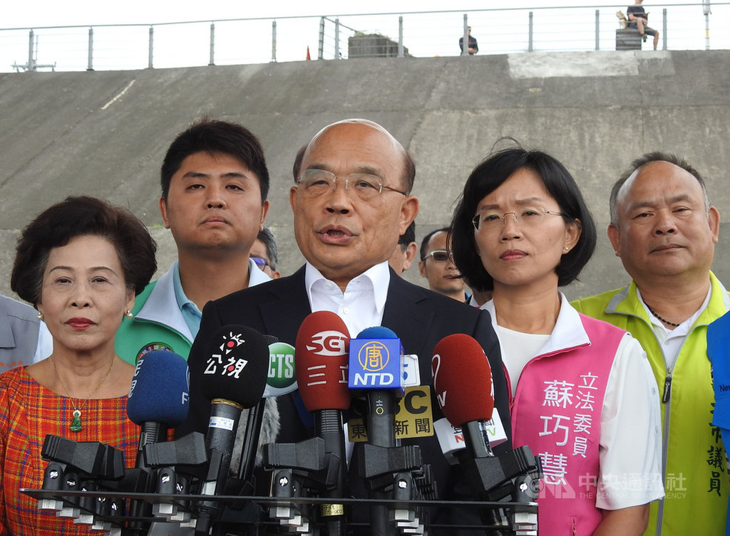 行政院長蘇貞昌(前中)23日針對陳同佳案表示,台灣政府一直希望絕不容重犯逍遙法外,「現在我們認為香港不辦,台灣辦,所以只要一入國門,我們一定抓起來,只要在我們國境,我們一定逮捕歸案。」中央社記者王鴻國攝 108年10月23日