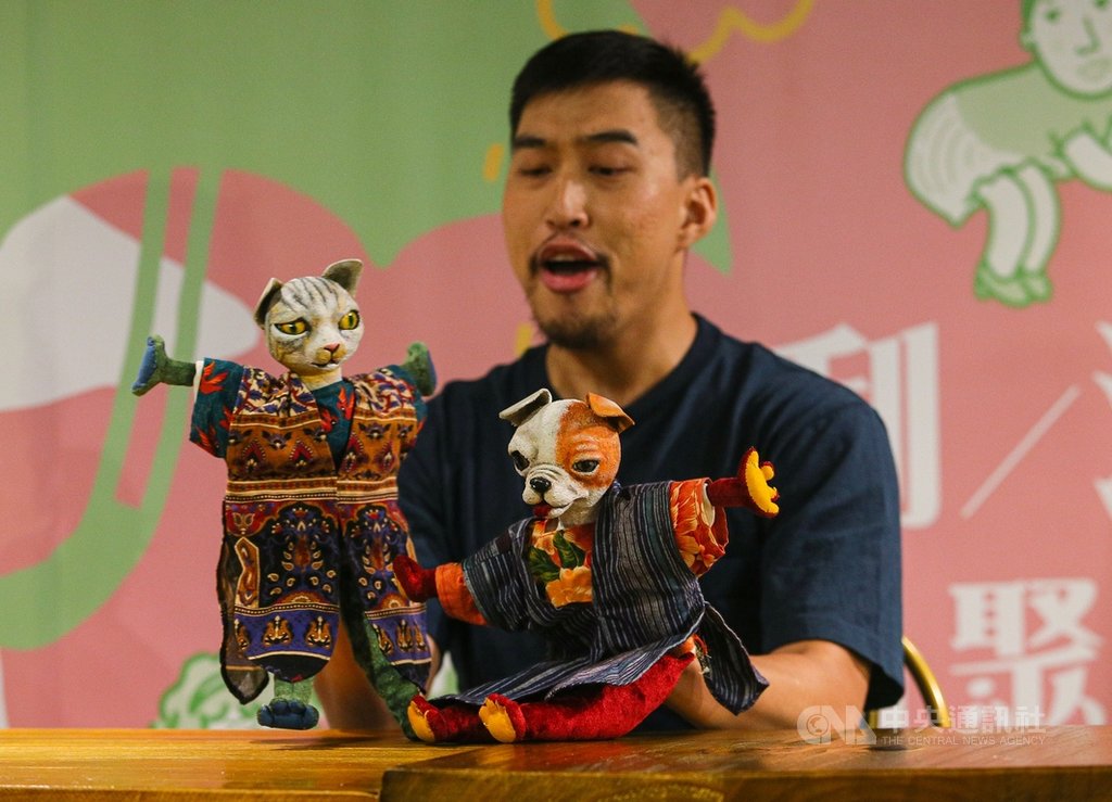 2019利澤偶聚祭活動記者會22日在台北舉行,邀請劇團「偶人工作桌」現場演出貓狗大戰,展現精彩的掌上功夫,帶來不一樣的看戲體驗。中央社記者謝佳璋攝 108年10月22日