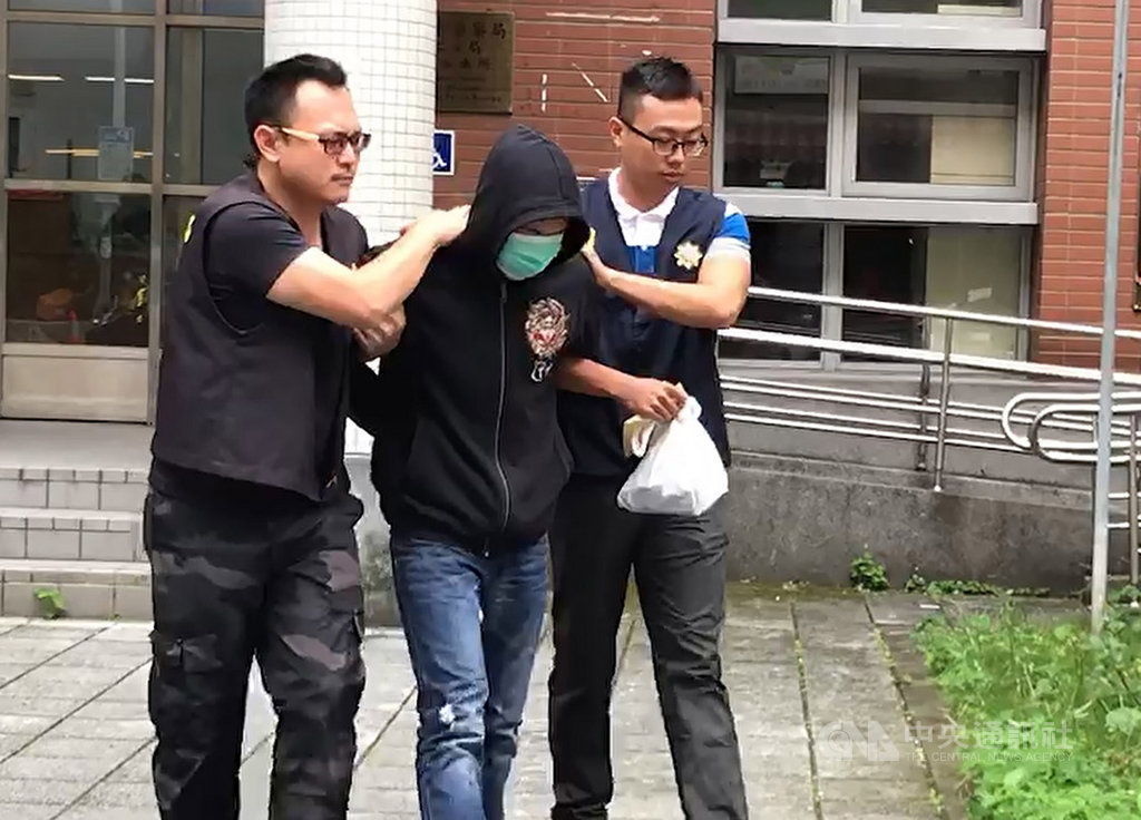 藝人丁國琳位於基隆住家20日遭竊賊闖入偷走金飾等財物,警方調閱監視器畫面後,發現36歲慣竊曹姓男子(中)涉有重嫌,警方23日訊後依竊盜罪嫌,將他移送基隆地檢署偵辦。(翻攝畫面)中央社記者王朝鈺傳真 108年10月23日