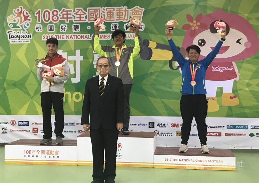 108年全國運動會,台東體中國3學生金利偉華(後中),代表台東縣勇奪男子射擊個人空氣手槍10公尺項目金牌,成為全運會最年輕的射擊金牌得主。(台東縣政府提供)中央社記者盧太城台東傳真 108年10月23日