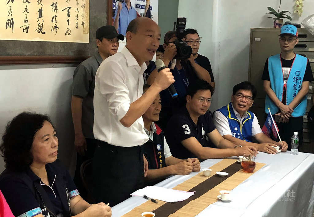 國民黨總統參選人韓國瑜(左2)23日在嘉義縣參加座談時,面對茶農反映外銷困境,他說,筷子文化地區對茶葉依賴性較高,可在用筷子國家加強推廣台灣高山茶,也不會放棄推銷歐美。中央社記者黃國芳攝 108年10月23日