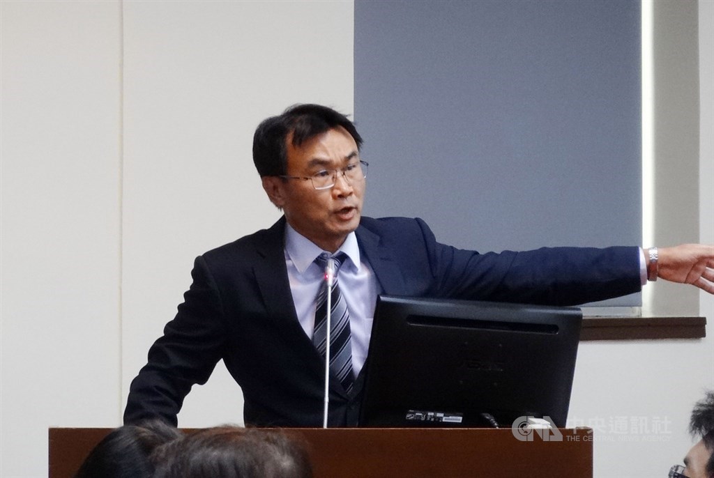 農委會主委陳吉仲23日表示,農委會不是選舉才下鄉,呼籲韓國瑜不能把農民當政治提款機和政治跳板。(中央社檔案照片)