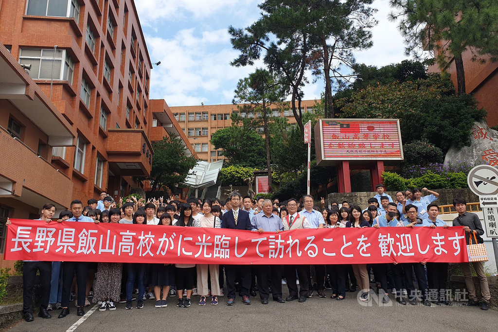 日本長野縣飯山高等學校的83名師生,23日參訪桃園市光啟高中,盼透過文化增進師生們在課程外的情誼交流。(桃園市光啟高中提供)中央社記者吳睿騏桃園傳真 108年10月23日