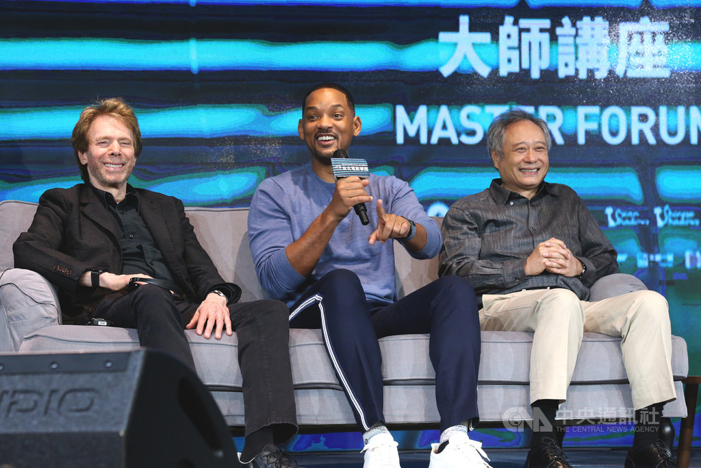 電影「雙子殺手」(Gemini Man)導演李安(右)與製片傑瑞布洛克海默(Jerry Bruckheimer)(左),22日應邀在台北出席「2019台北電影學院-大師講座」,影星威爾史密斯(Will Smith)(中)驚喜現身,分享拍攝趣事。(台北市電影委員會提供)中央社記者洪健倫傳真 108年10月23日