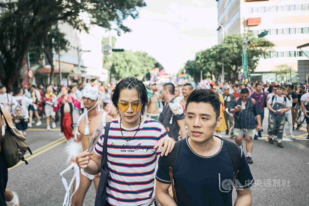 國片「我的靈魂是愛做的」曾於2018年在台灣同志遊行現場取景,該片2名演員邱志宇(前右)與薛仕凌(前左),將於26日重返今年的台灣同志遊行隊伍,為新片宣傳。(海鵬影業提供)中央社記者洪健倫傳真 108年10月23日