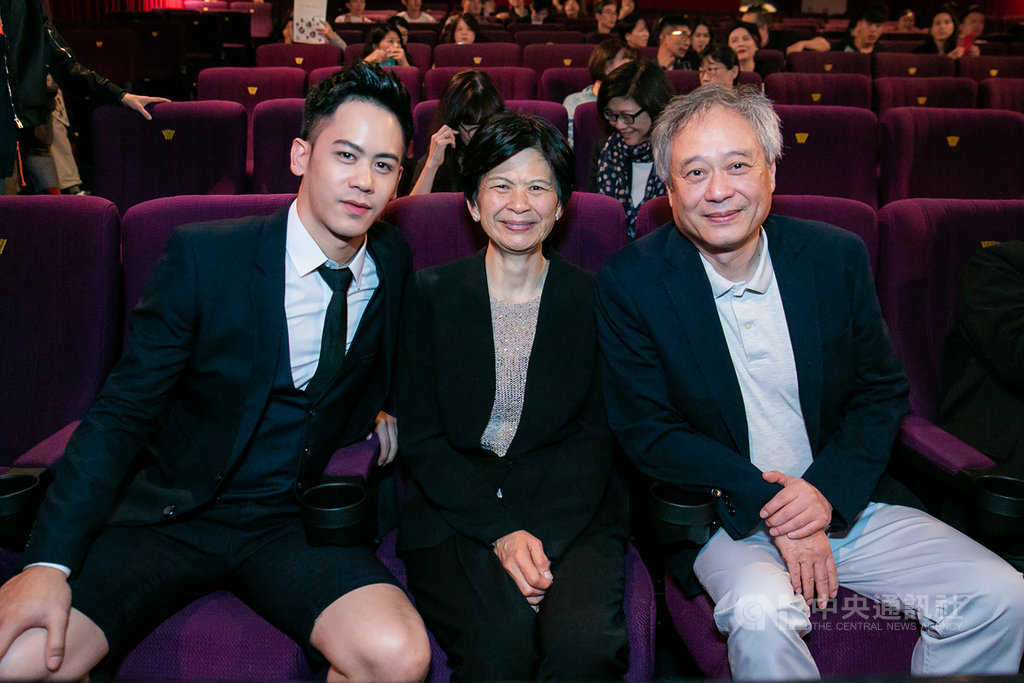 男星李淳(左)主演的新片「陪你很久很久」23日晚間在台北舉行首映會,李淳母親林惠嘉(中)特地出席為他站台,導演李安(右)也低調現身影廳,力挺愛子新片。(威視電影提供)中央社記者洪健倫傳真 108年10月23日