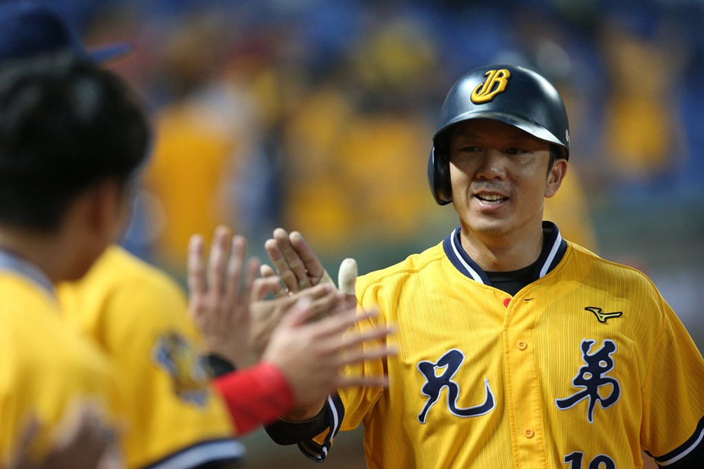 中華職業棒球大聯盟22日公布21名取得自由球員資格選手,其中周思齊是第2次取得資格。(中信兄弟提供)