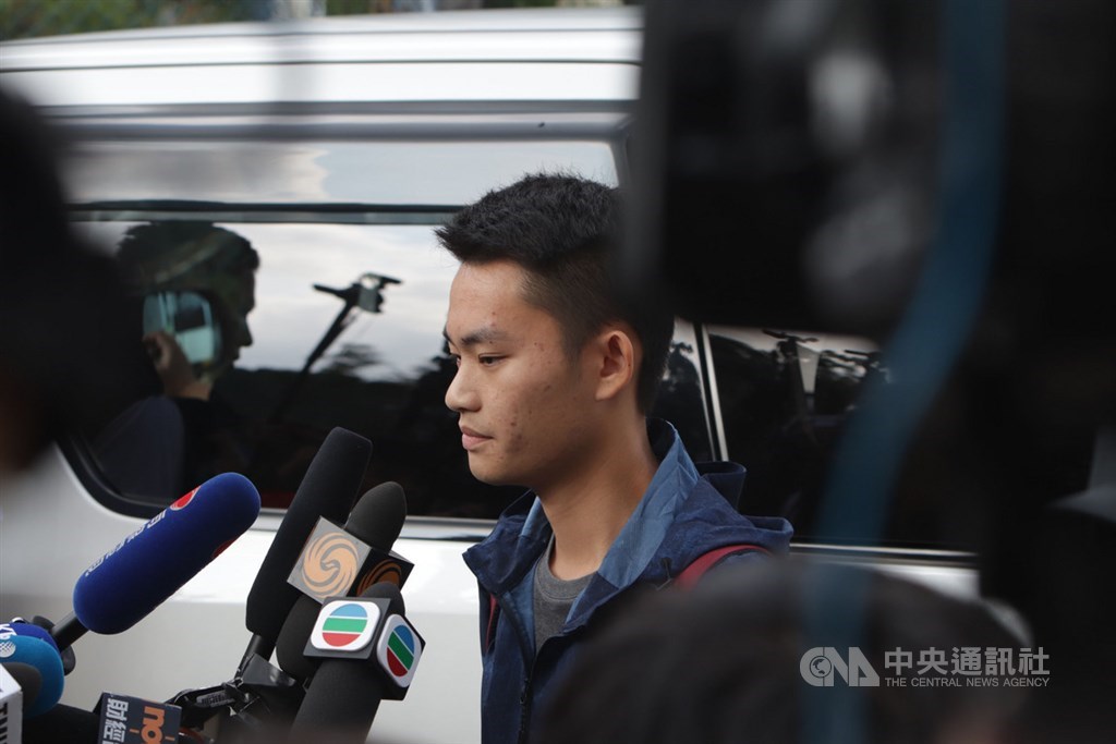涉嫌在台灣旅遊期間殺死女友的香港男子陳同佳23日上午9時出獄,他向現場媒體簡短談話向死者和家人道歉,並表示願意到台灣「自首」。中央社記者張謙香港攝 108年10月23日