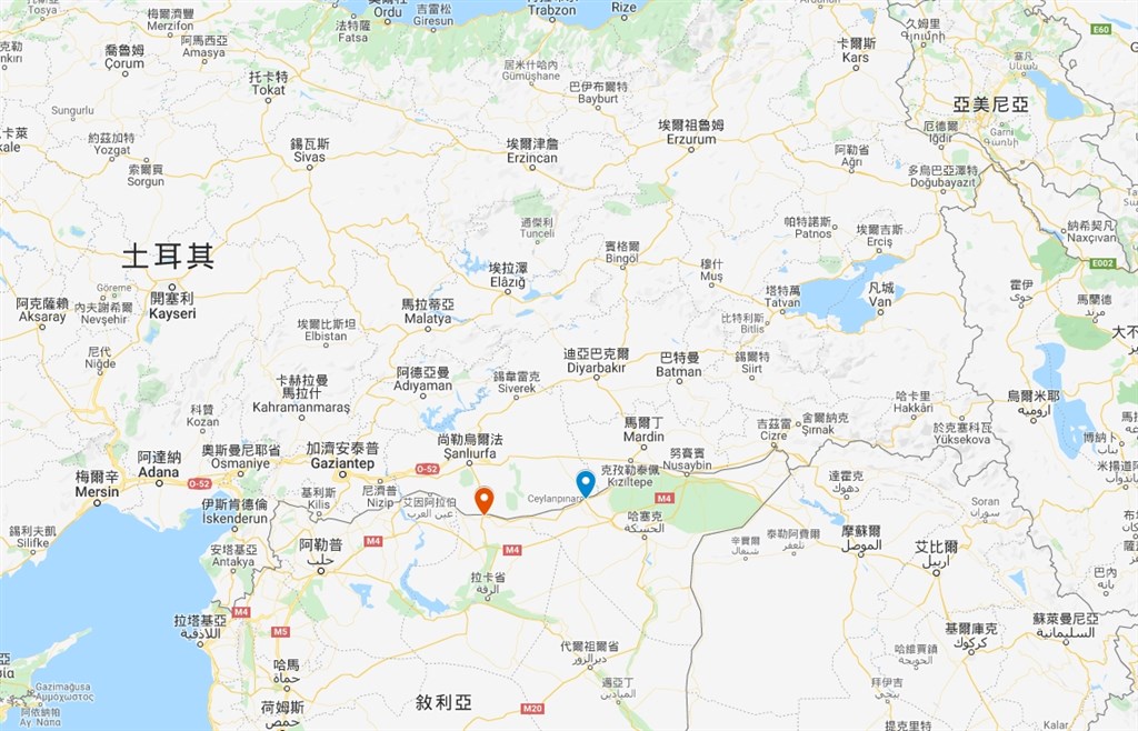 土耳其「和平之泉行動」揮軍敘利亞東北部,土耳其和俄羅斯22日同意從敘利亞東北邊境城鎮特爾阿布雅德(橘標處)到拉斯埃恩(藍標處)往南32公里深的「安全地帶」。(圖取自Google地圖網頁google.com.tw/maps)