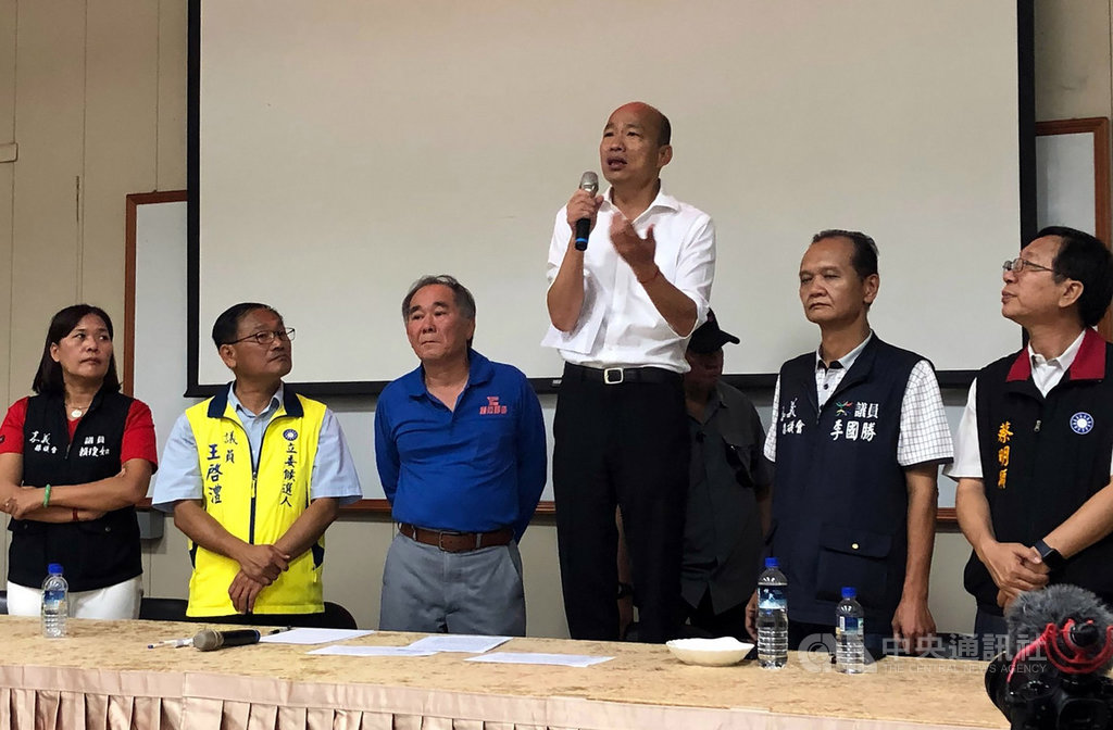 國民黨總統參選人韓國瑜(右3)23日到嘉義舉行座談,有民眾建議台灣高山設立升旗台,韓國瑜表示,台灣3000公尺以上高山都要廣設升旗台,宣揚愛國精神、愛國文化,一定會盡量來做。中央社記者黃國芳攝 108年10月23日