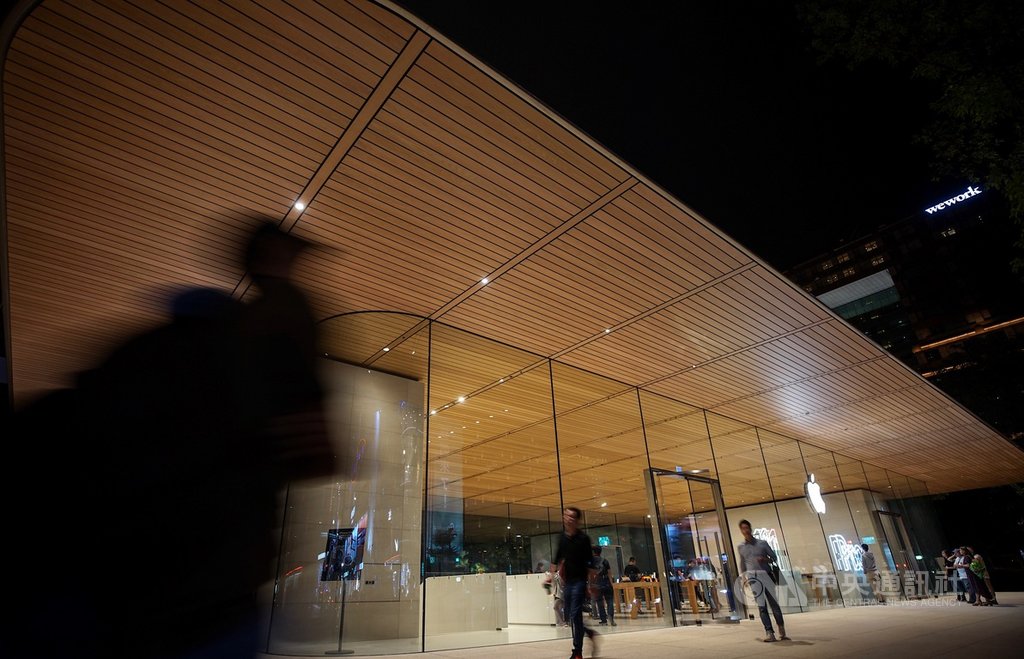 經濟部統計處23日公布9月批發、零售及餐飲業營業額統計,其中零售業因國內消費力道抵銷來台旅客減少的不利因素,第3季營收新台幣9468億元,年增4.7%。中央社記者裴禛攝 108年10月23日