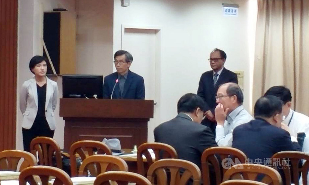 民進黨立委黃國書23日在立法院教育及文化委員會質詢說,有總統候選人認為故宮文物應一次攤開展出,並問國美館長林志明(後左3)、史博館長廖新田(後左2)是否適宜。2名館長皆表示,不可能也不適宜。圖後左為文化部長鄭麗君。中央社記者鄭景雯攝 108年10月23日