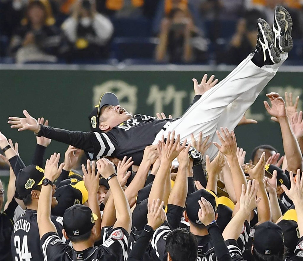 日本職棒總冠軍賽23日進行到第4戰,軟銀終場以4比3驚險擊退巨人。(共同社提供)