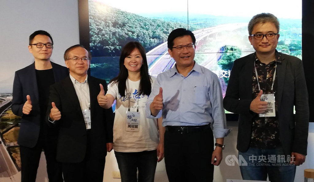交通部公路總局23日發表台61線中部路段宣導影片,特別的是透過人工智慧,學習已故導演齊柏林視角拍攝,並結合齊柏林拍的影片,讓單調的公路變得有溫度,交通部長林佳龍(右2)也讚賞。中央社記者汪淑芬攝 108年10月23日