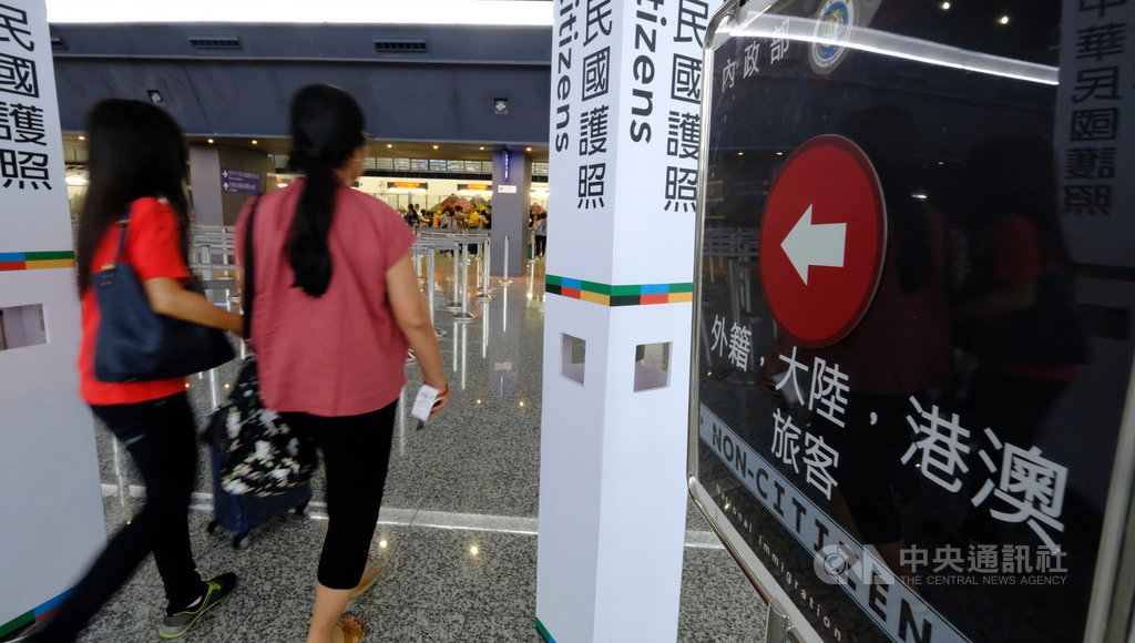 涉嫌在台灣殺害港人女友的陳同佳有意來台受審,但傳出「今天不會來台灣」;對此,內政部移民署與航空警察局23日仍全程待命,表示陳同佳不管何時入境,國境單位都會按照既定勤務進行。中央社記者邱俊欽桃園機場攝 108年10月23日