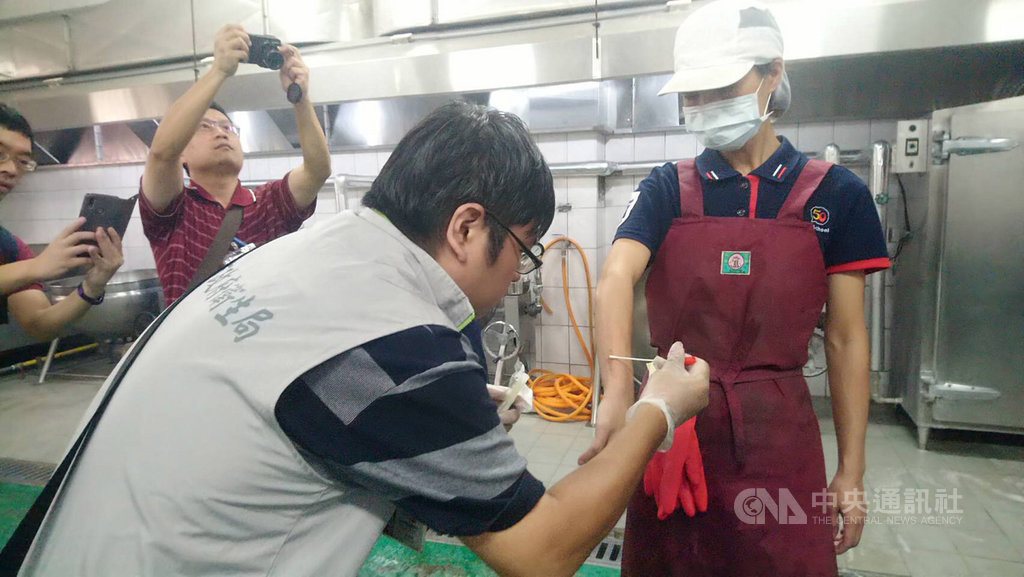 台南市新市國中22日傳出疑似集體食物中毒,236名師生出現腸胃不適,台南市政府衛生局23日派員前往採樣送檢,並對廚房進行稽查。(台南市衛生局提供)中央社記者張榮祥台南傳真 108年10月23日