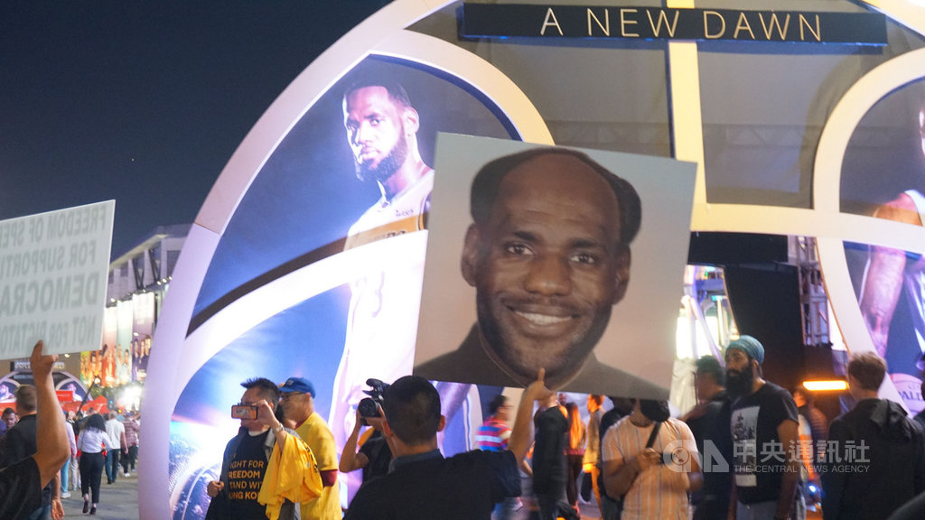 美國職籃NBA球季開打,開幕戰場外有球迷高舉惡整洛杉磯湖人隊主將詹姆斯的照片,照片把他合成中國前領導人毛澤東的髮型。詹姆斯日前一番猶如「教訓」休士頓火箭隊總經理摩瑞的推文引發爭議。中央社記者林宏翰洛杉磯攝 108年10月23日