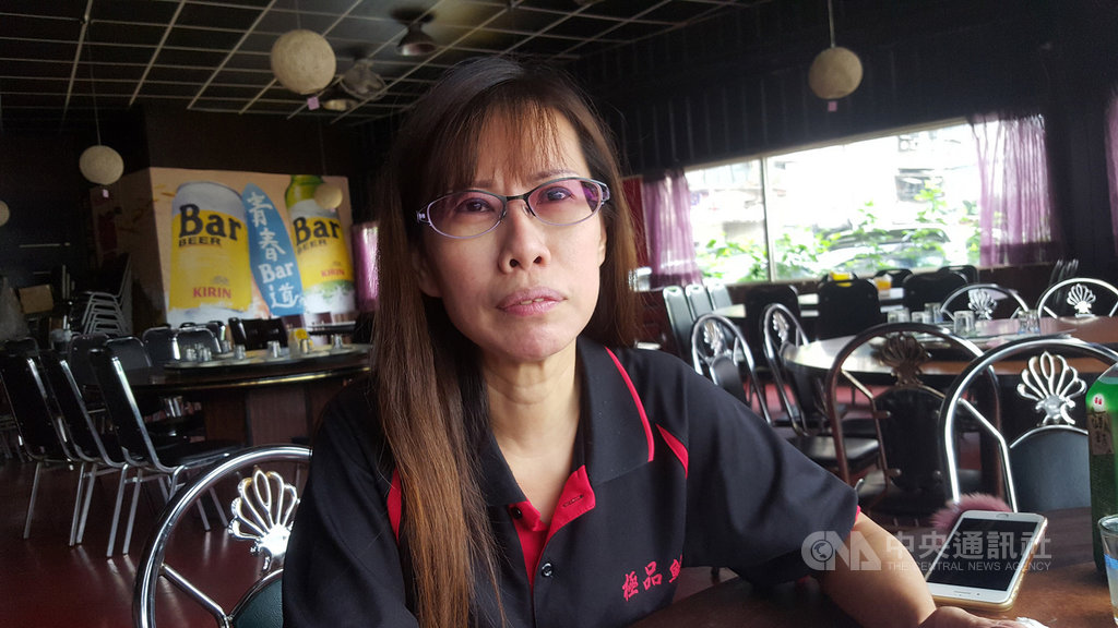 年僅20歲的許育晨初試啼聲參加世界麵包大賽奪下亞軍佳績,母親李宜真(圖)23日說,「在我心中寶貝兒子永遠是第一名,也是父母的驕傲」。中央社記者王朝鈺攝 108年10月23日