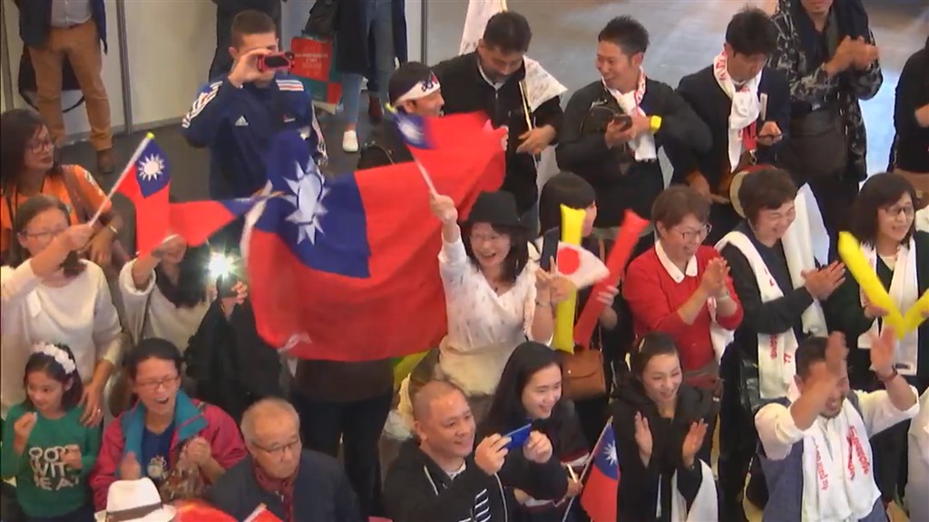 2019年世界麵包大賽爆出因中國打壓而禁止選手於會場內揮舞國旗的爭議事件,但決賽現場仍有不少旅法國人動員至現場搖旗力挺。(圖取自EXPONANTES, LE PARC YouTube網頁youtube.com)