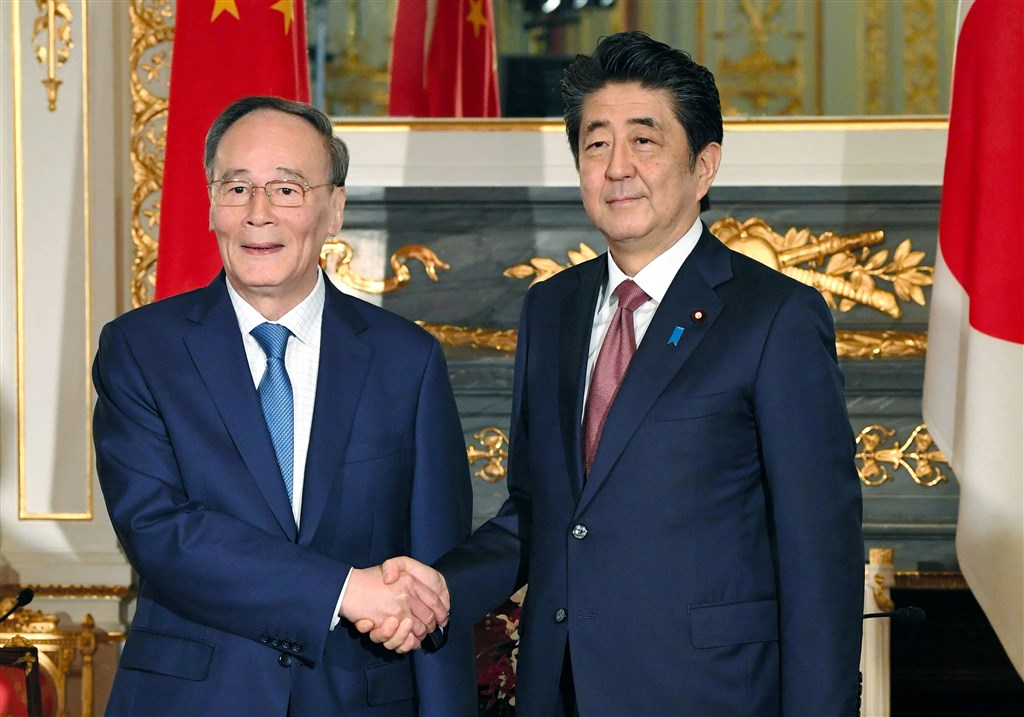 日本政府日前證實,一名40多歲日本男子9月遭中國當局拘留。日本首相安倍晉三(右)23日會晤中國國家副主席王岐山時,強烈要求中方積極回應。(共同社提供)