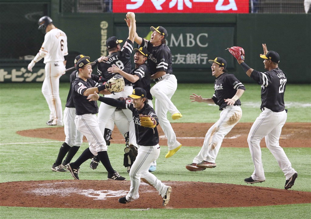 軟銀23日以4比3驚險擊退巨人,系列戰4連勝橫掃,季後賽總計一路狂奪10連勝,達成3連霸。(共同社提供)