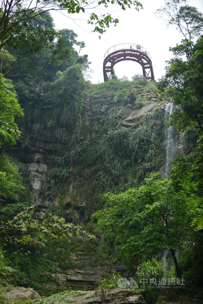 南投縣中寮鄉知名景點龍鳳瀑布空中步道園區因安全性及虧損問題,自10月31日起停止對外營運,由於整修經費未到位,園區重開日期未定,須待整修完成。(民眾提供)中央社記者蕭博陽南投縣傳真 108年10月23日