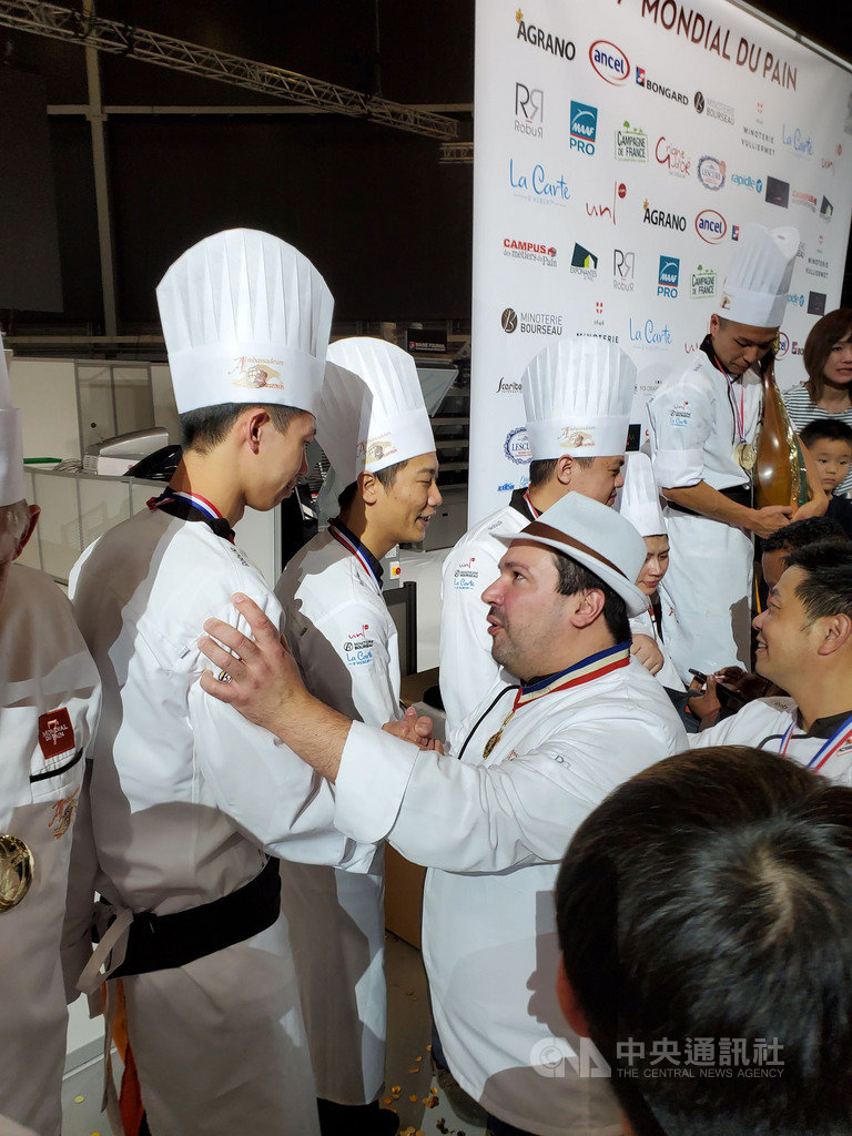 2011年「最佳工藝師」(Meilleur Ouvrier de France)Sylvain Herviaux典禮後主動上前恭賀台灣選手。「最佳工藝師」在法國地位崇高,榮獲年度MOF肯定的大師,將負責總統府一整年所需的麵包。(圖為王鵬傑提供)中央社記者曾婷瑄巴黎傳真 108年10月23日