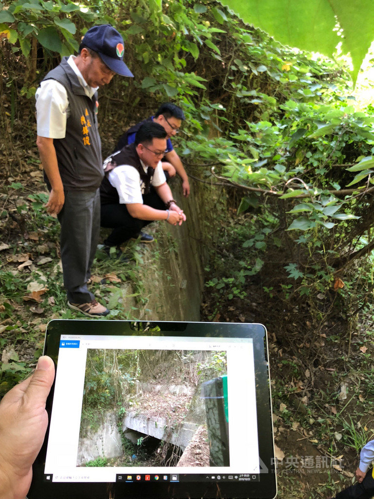 苗栗縣38台監測野生動物的紅外線自動相機遭竊;苗栗縣議會多名議員23日上午會同農業處、石虎調查員及警方前往失竊地點之一苗29線路段會勘,嚴厲譴責竊嫌,並認為部分相機位置一般人根本無法得知,懷疑是特定人士所為,呼籲竊賊自動歸還。中央社記者管瑞平攝 108年10月23日
