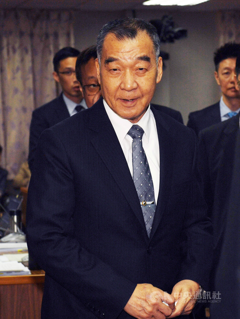 民進黨立委段宜康23日在立法院聯席會議詢問陳文成案、林宅血案的政治檔案解密進度;國安局長邱國正(前)回應,已提供資料給促轉會,在期限內,該解密就會解密。中央社記者施宗暉攝 108年10月23日