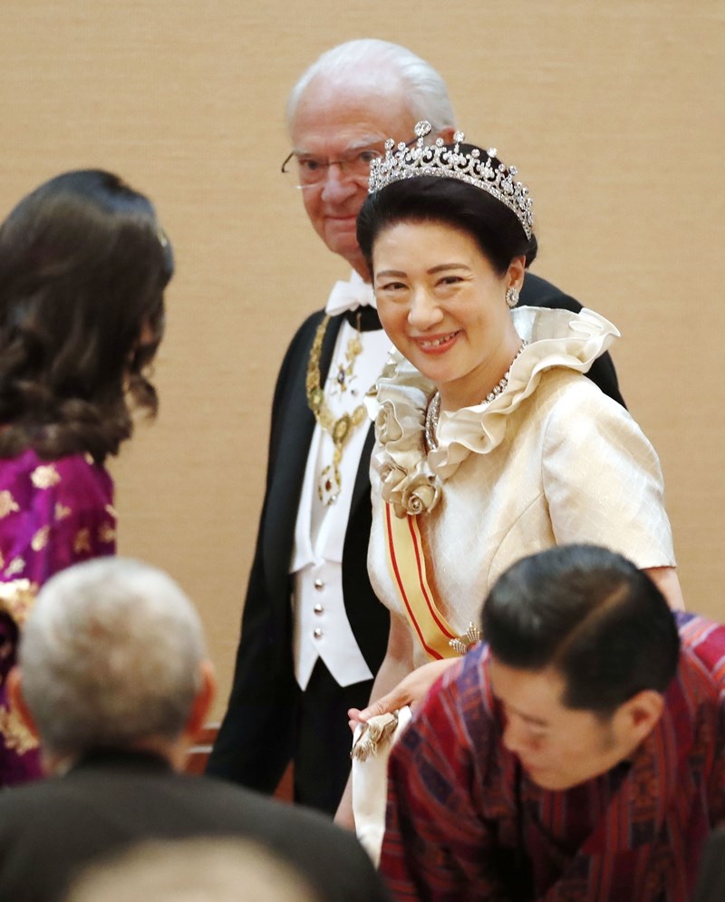 皇后雅子在饗宴之儀與晚宴賓客一一打招呼。(共同社提供)