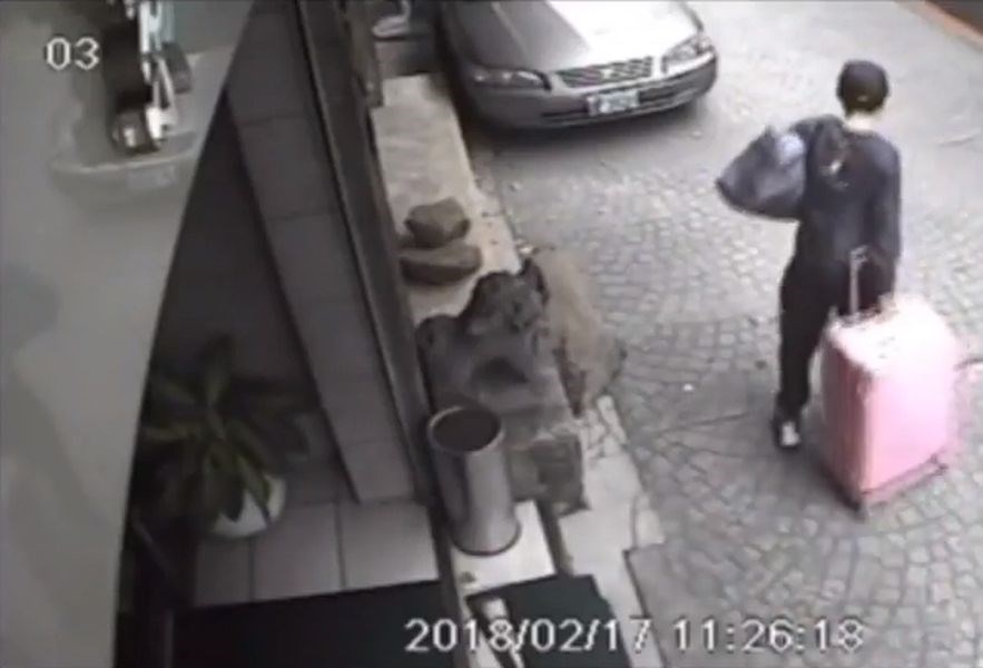 涉嫌在台灣殺害女友的香港男子陳同佳(圖)表達出獄後願意赴台自首,香港警方18日致函台灣刑事局,轉達陳同佳自首意願。(圖取自監視器畫面)中央社
