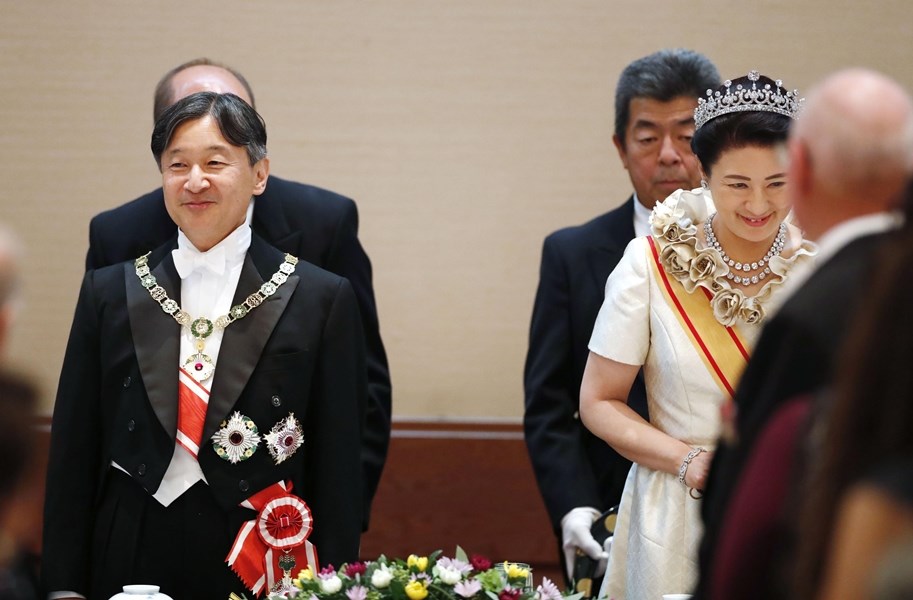 日皇德仁向海內外宣告即位的「即位禮正殿之儀」典禮22日結束後,晚間與皇后雅子一同在饗宴之儀與各國來訪賓客用餐。(共同社提供)