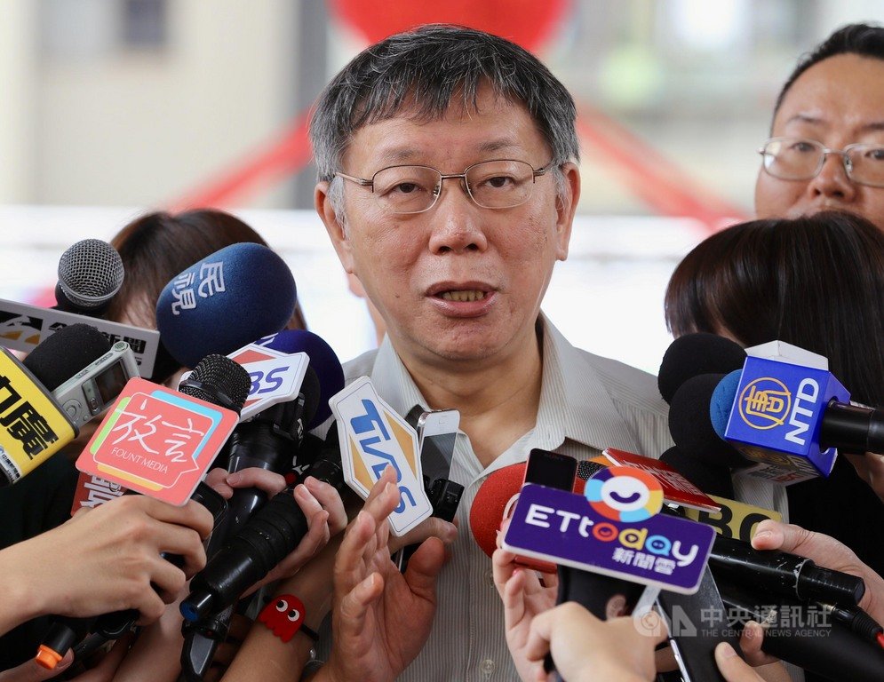 政府擬派員赴香港押解港女命案凶嫌陳同佳遭拒,對於蔡政府做法,台北市長柯文哲(中)23日受訪表示,「典型把司法當政治工具」,認為總統大選將至,蔡政府與中國正在過招。中央社記者張皓安攝 108年10月23日