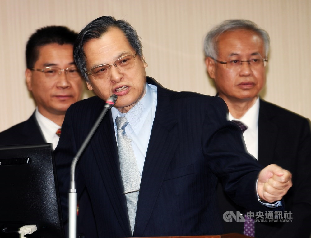 陸委會主委陳明通(中)24日在立法院內政委員會,與法務部次長張斗輝(右)、內政部長徐國勇(左)同台答詢時,對陳同佳案與香港議題表達捍衛主權的立場。中央社記者施宗暉攝 108年10月24日