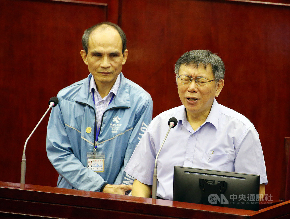 台北市長柯文哲(右)24日在議會專案報告,國民黨議員汪志冰批北農董事長秘書掛民眾黨職、違反公務人員行政中立法,柯文哲表示,他不知道董德堉是召集人、甚至不曉得有這個職務,會叫黨秘書長張哲揚把職稱頭銜都整理一遍。圖左為台北市政府人事處長程本清。中央社記者郭日曉攝 108年10月24日