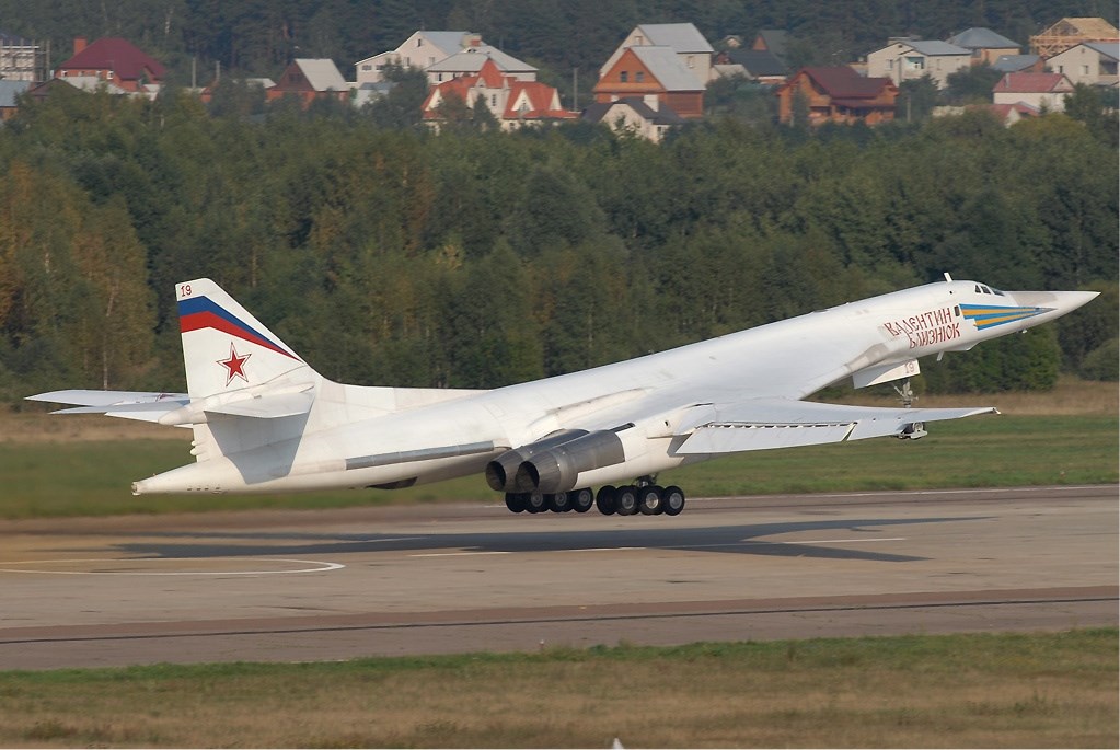 南非國防軍表示,兩架圖波列夫160型「短棍」(Tu-160)戰略轟炸機降落在首都茨瓦尼的瓦特克魯夫空軍基地。(圖取自維基共享資源網頁;作者Sergey Krivchikov,GFDL 1.2)