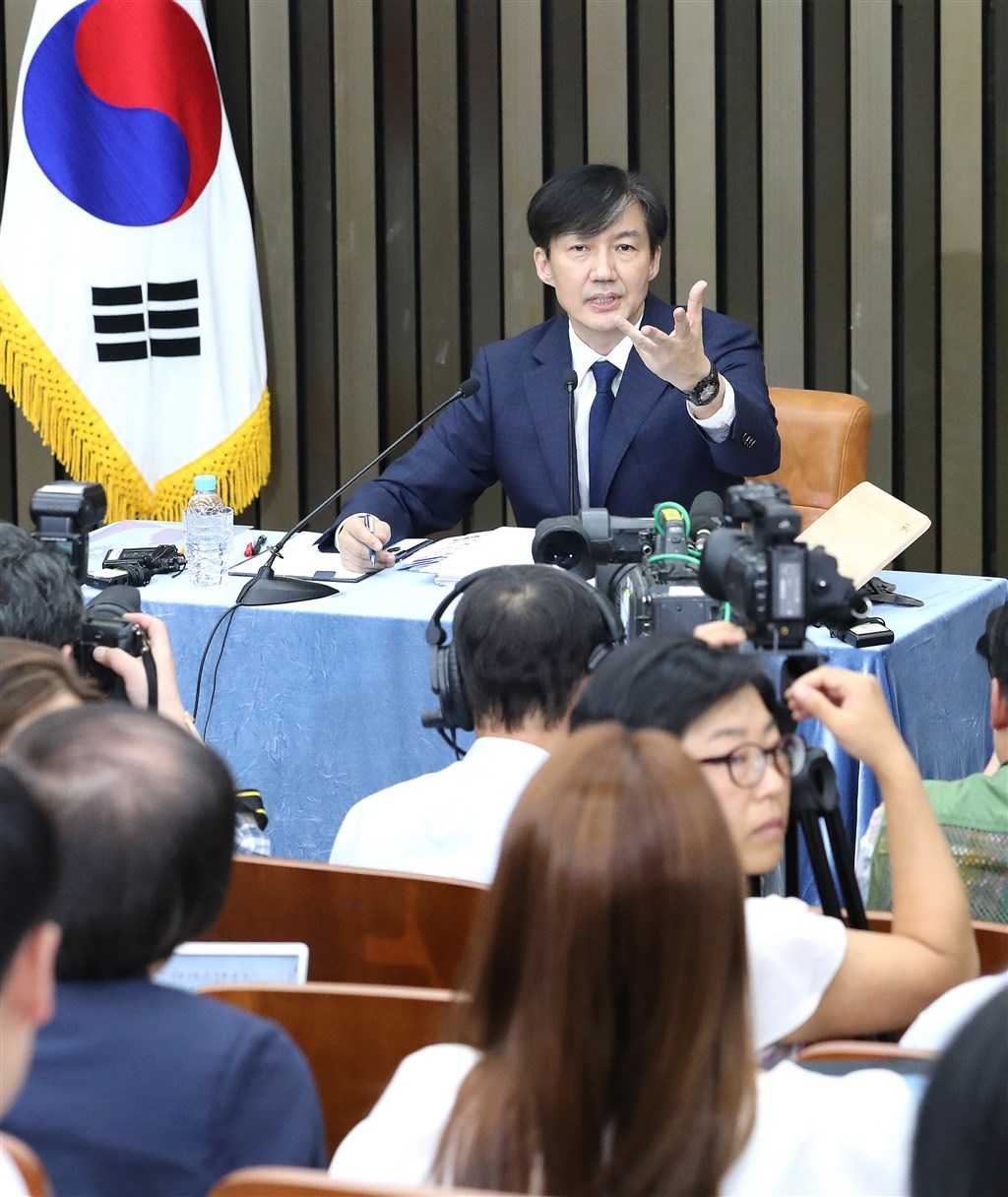 首爾中央地方法院24日凌晨對前法務部長曹國(圖)的妻子、東洋大學教授鄭京心簽發逮捕證。(檔案照片/韓聯社提供)