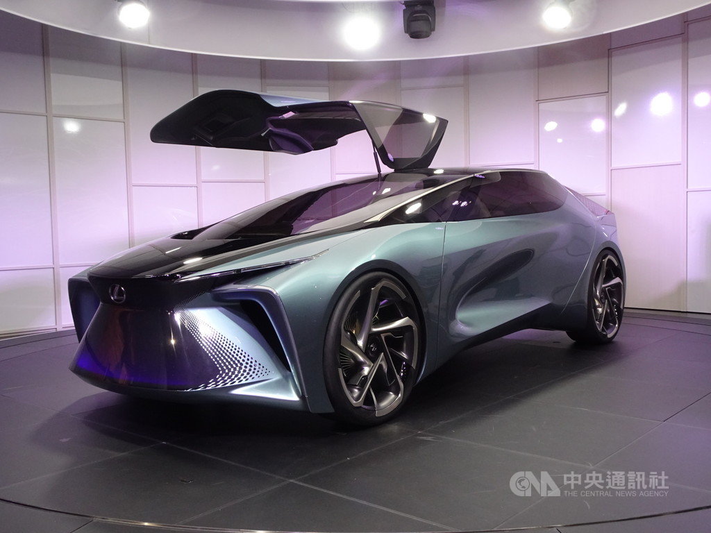 第46屆東京汽車展25日登場,23日開放媒體採訪,豐田、日產、馬自達等展出新款電動概念車,造型酷炫,功能佳。豐田豪華品牌Lexus全球首度展出電動概念車LF-30 Electrified。中央社記者楊明珠東京攝 108年10月24日