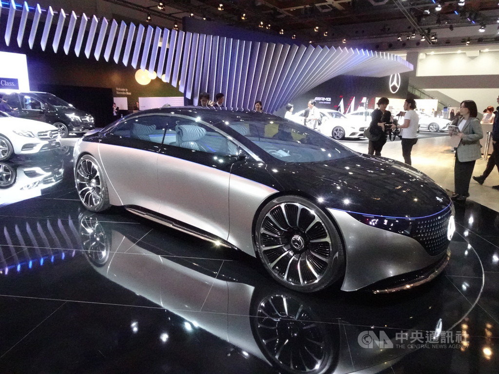 第46屆東京車展25日登場,賓士(Mercedes-Benz)展出豪華電動概念車Vision EQS,成為展場上焦點。中央社記者楊明珠東京攝 108年10月24日