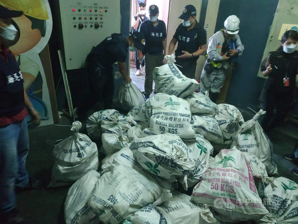 海巡署偵防分署新竹查緝隊107年在南沙太平島查獲一艘漁船進行海上運毒,起出35袋、總重達831.8公斤的二級毒品安非他命,市值超過8億元,108年5月終審定讞,日前已將毒品全數焚化銷毀。(新竹查緝隊提供)中央社記者魯鋼駿傳真 108年10月24日
