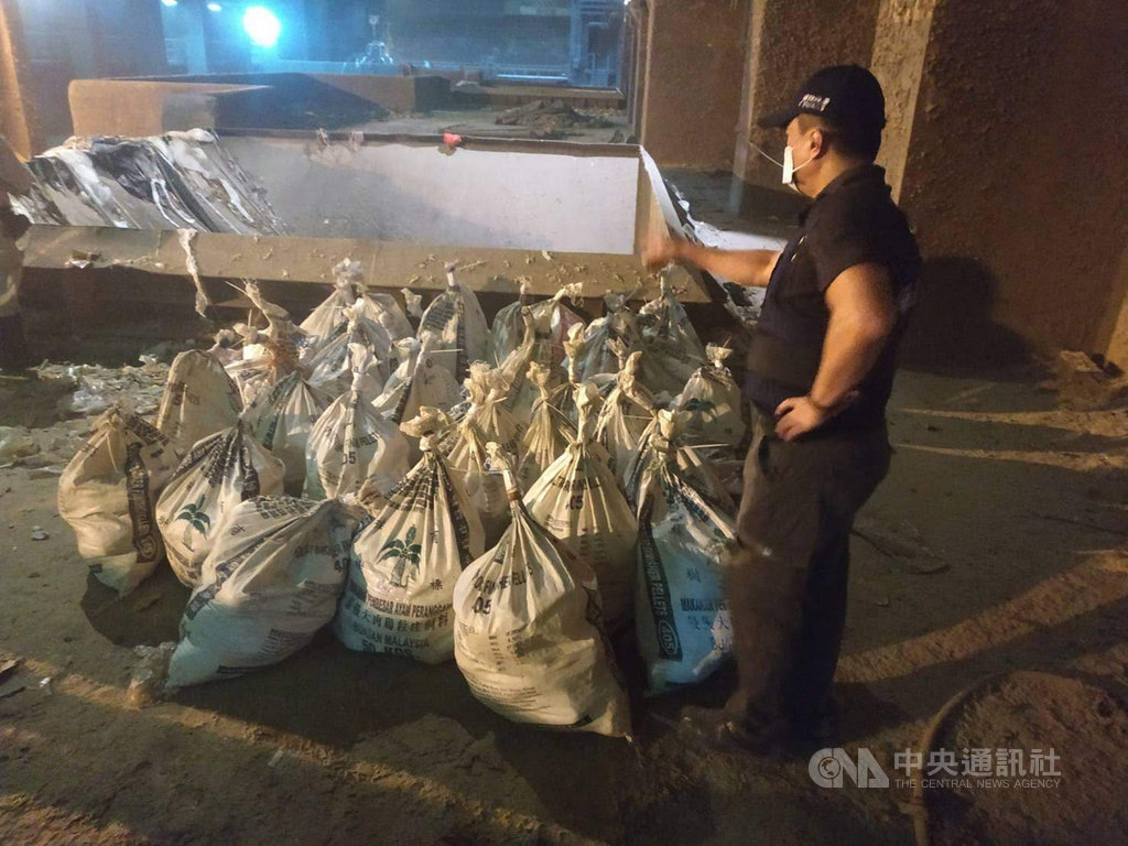 海巡署偵防分署新竹查緝隊107年在南沙太平島查獲一艘漁船進行海上運毒,起出35袋、總重達831.8公斤的二級毒品安非他命,108年5月終審定讞,日前已將毒品全數焚化銷毀。(新竹查緝隊提供)中央社記者魯鋼駿傳真 108年10月24日