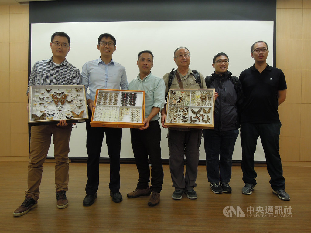 中研院生物多樣性研究中心副研究員沈聖峰(左3)與資訊科學研究所研究員陳昇瑋(左2)研究團隊,將蛾類公民科學資料與人工智慧深度學習技術結合,發現蛾色彩變化與海拔有關,研究成果也登上國際期刊。中央社記者吳欣紜攝 108年10月24日