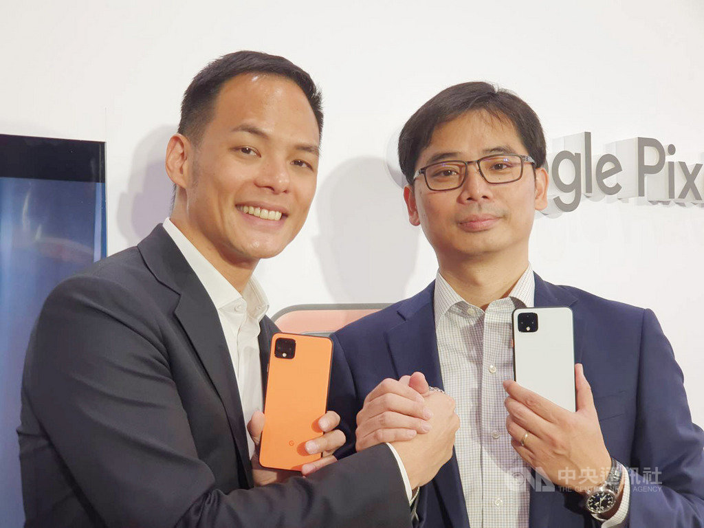 台灣大哥大獨賣Pixel 4,並預告與Google未來會展開更多的策略合作。圖左起為台灣大哥大總經理林之晨和Google硬體副總裁彭昱鈞。中央社記者江明晏攝 108年10月24日