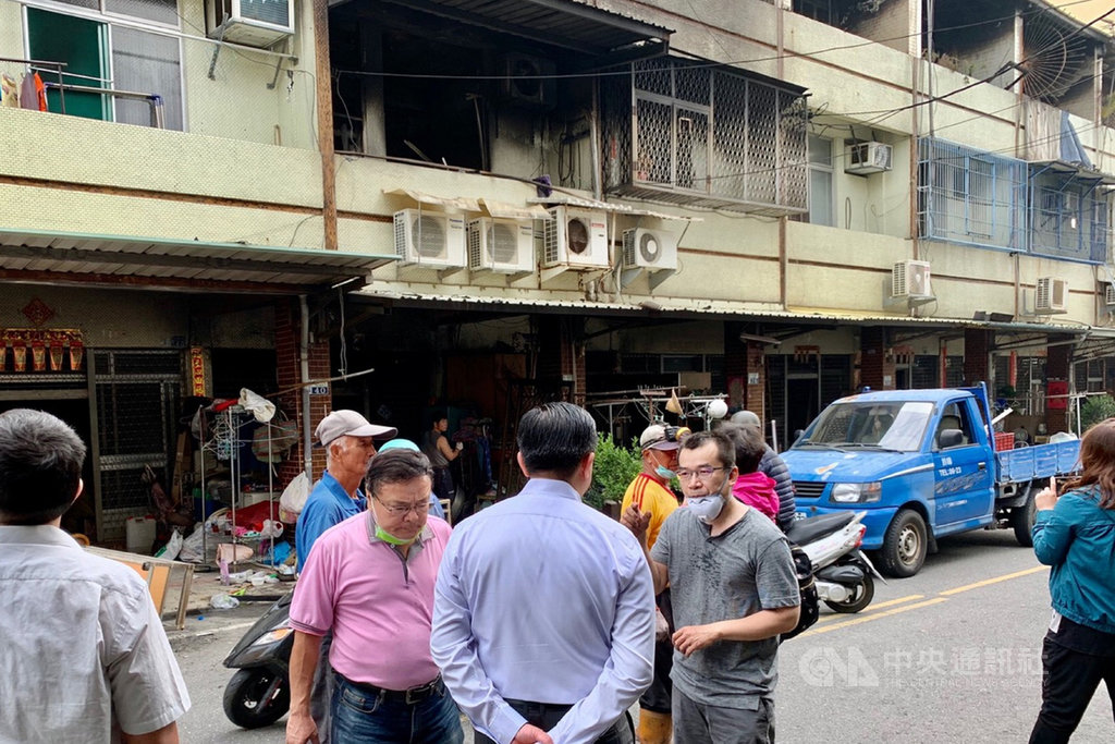 台南市歸仁區10戶民宅22日受火災波及毀損,地方官員24日會同軍方人員前往協助清理。(王定宇服務處提供)中央社記者楊思瑞台南傳真 108年10月24日