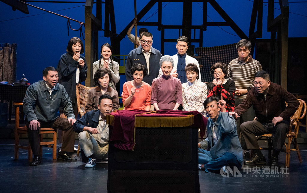 表演工作坊「寶島一村」受邀澳亞藝術節(Oz Asia Festival)演出,靈感來自嘉義眷村電視節目製作人王偉忠童年故事改編,內容呈現3個眷村家庭,自1949年起至今的3代人故事。(表演工作坊提供)中央社記者趙靜瑜傳真 108年10月24日
