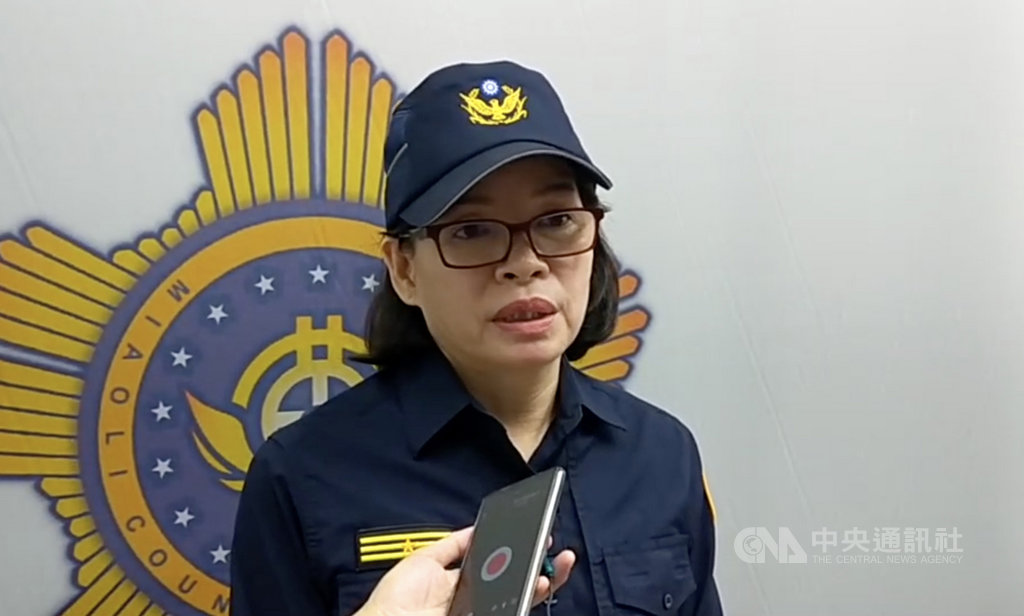 苗栗縣通霄鎮41歲鍾姓男子酒醉鬧事,被帶往派出所上銬留置卻突然失去意識,送醫不治。家屬控訴警方草菅人命,苗栗縣警察局副局長邱麗宜(圖)24日說明事發經過,強調將協助家屬釐清死因。中央社記者管瑞平攝 108年10月24日